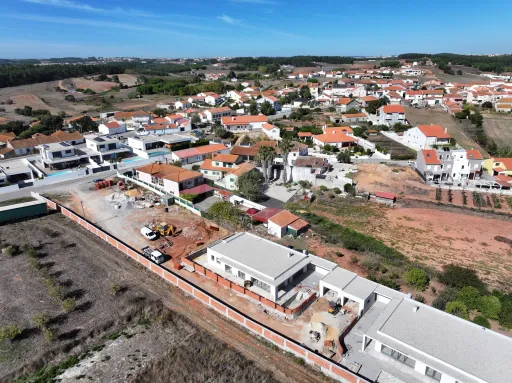 Moradia Térrea T4 com Suite Master, Piscina de Água Salgada, Garagem e Acabamentos Premium !