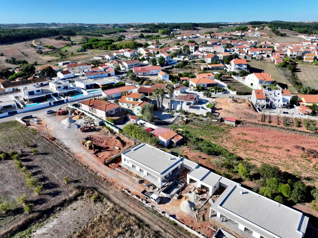 Moradia Térrea T4 com Suite Master, Piscina de Água Salgada, Garagem e Acabamentos Premium !