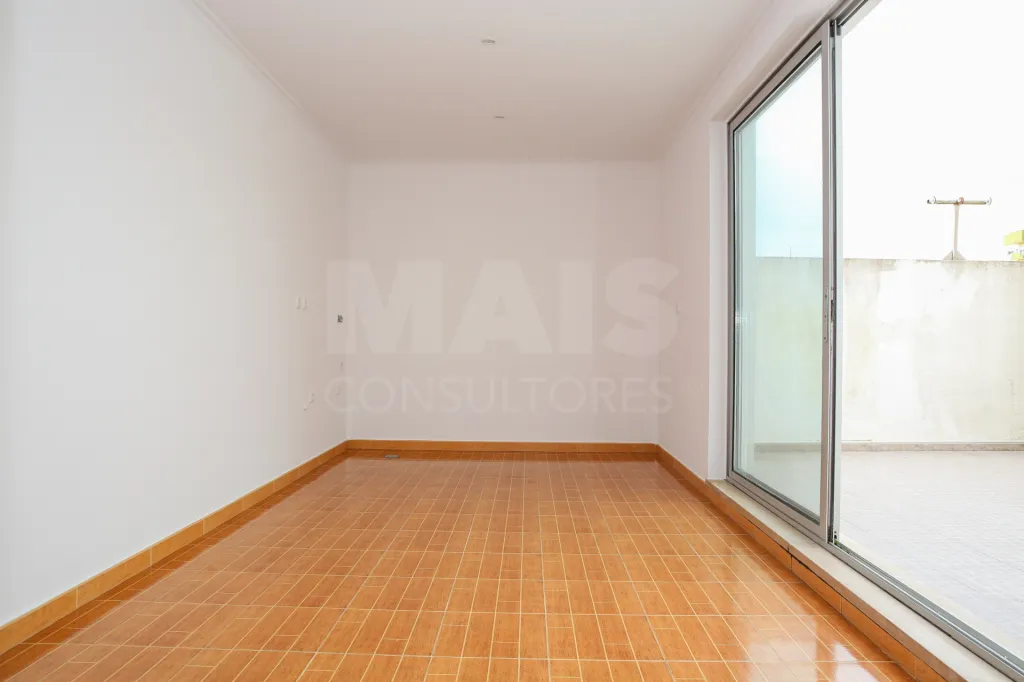Amplitude e Conforto no Centro de Sobral de Monte Agraço Apartamento T2 Com Terraço