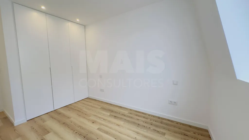 Fully Renovated 4-Bedroom Apartment | Downtown Lourinhã | Space, Elegance, and Comfort