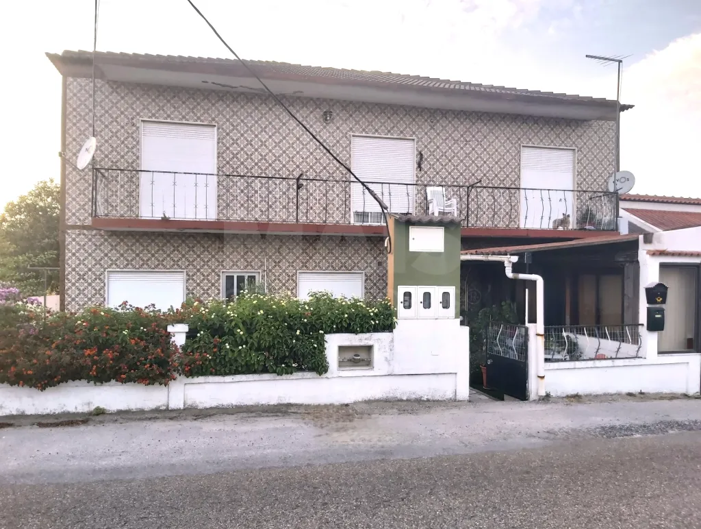 Moradia Bi Familiar inserida num lote de Terreno 1785 m2 em Canha