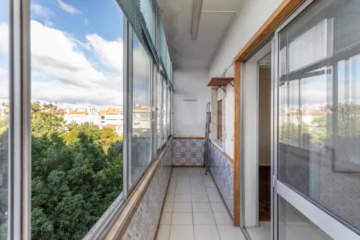 3-bedroom apartment in Alvalade, near Padre António Vieira Secondary School
