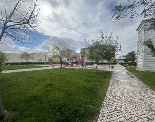 Terreno urbano para construção de moradia em Samora Correia