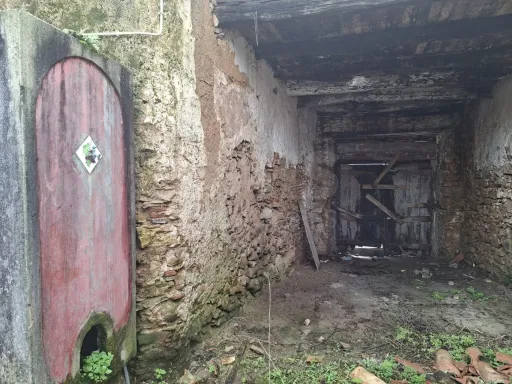 Moradia para recuperar inserida num terreno com 416m2
