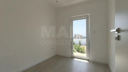 Moradia Térrea c/ Piscina, Jardim, Anexo, Garagem e Parqueamento, Inserida em Lote de 3.476m2 !