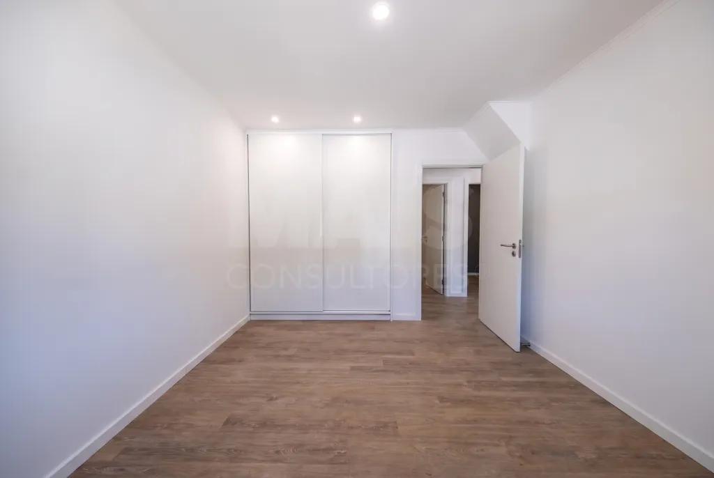 Moradia T2+1 totalmente remodelada com garagem e sótão em Alfeizerão