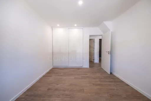 Moradia T2+1 totalmente remodelada com garagem e sótão em Alfeizerão