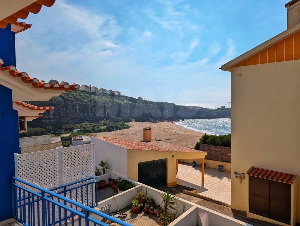 Apartamento T1 no 1° andar a 80 metros da Praia de São Lourenço, com vista mar da varanda da Sala e com garagem