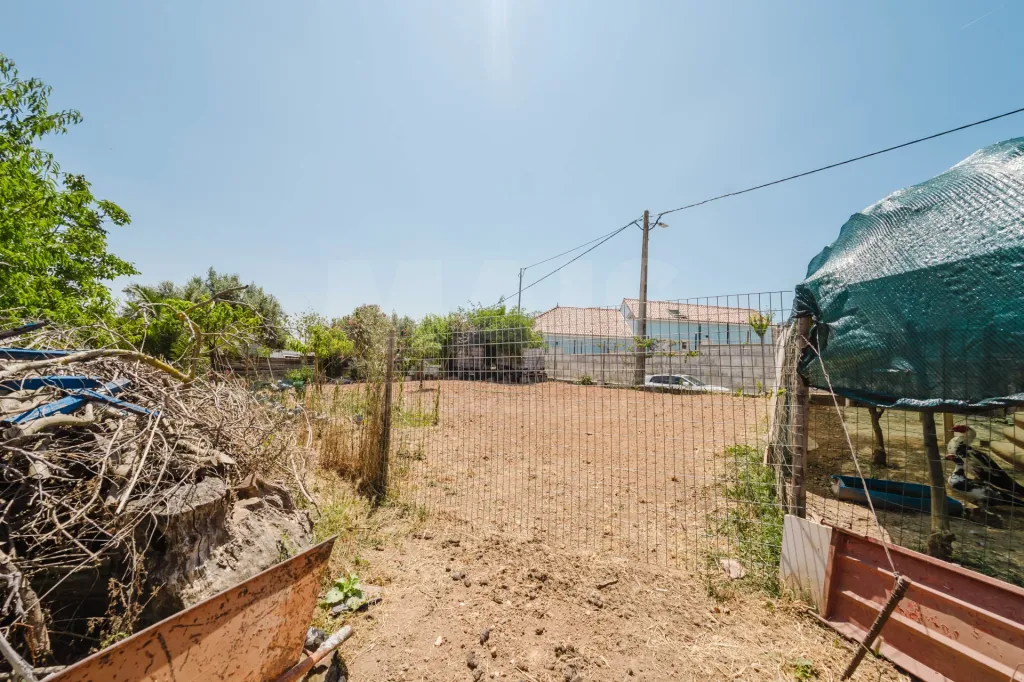 Moradia T2 em Alcanede, Santarém com Jardim e Terreno Urbano