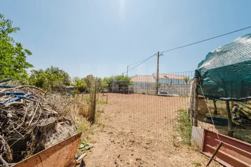Moradia T2 em Alcanede, Santarém com Jardim e Terreno Urbano
