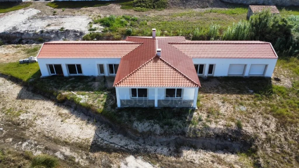 Moradia T4 Térrea com Grandes Áreas e Excelente Exposição Solar – Ferrel