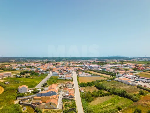 Exclusiva Moradia T4 Moderna com Conforto e Elegância Perto das Praias de Peniche