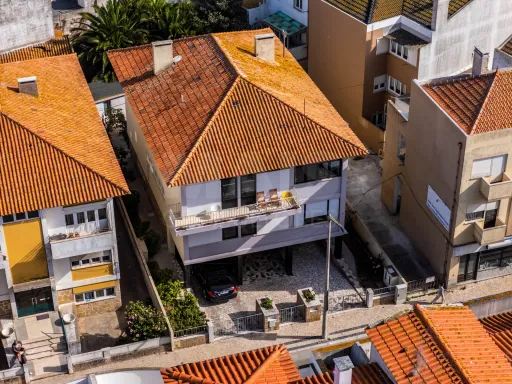 Prédio com 4 Apartamentos, cave e garagem no Centro de Peniche