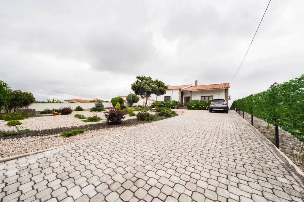 Moradia T3+2 com piscina e jardim a 8km de Caldas da Rainha