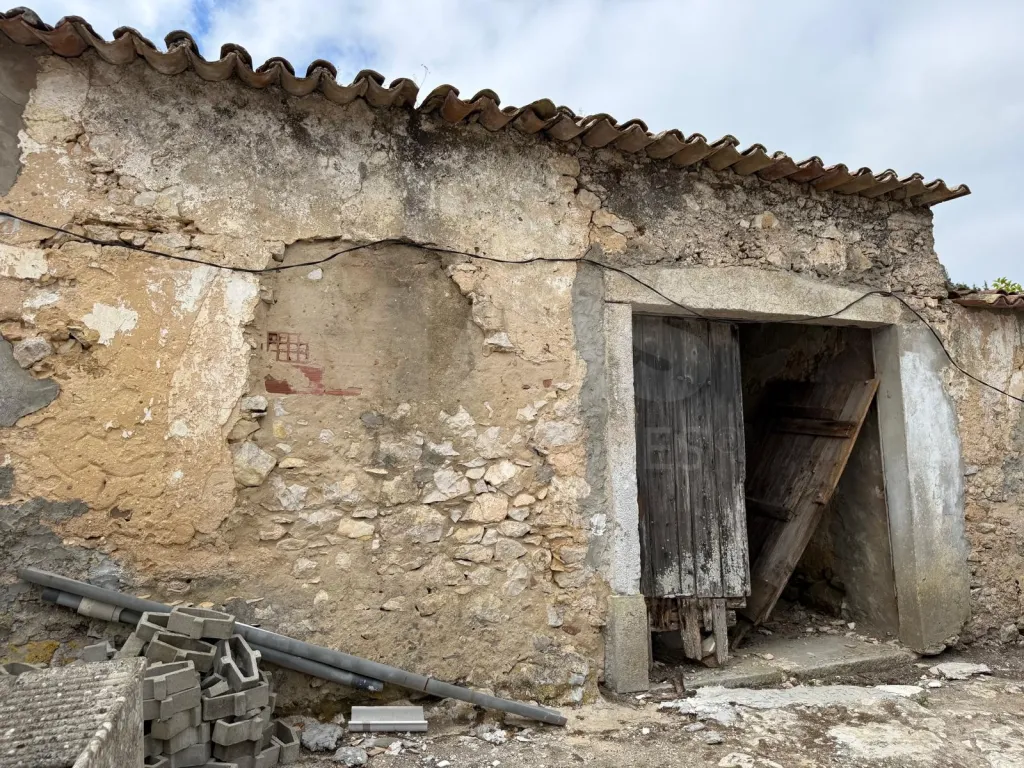 Ruins in Olho Marinho
