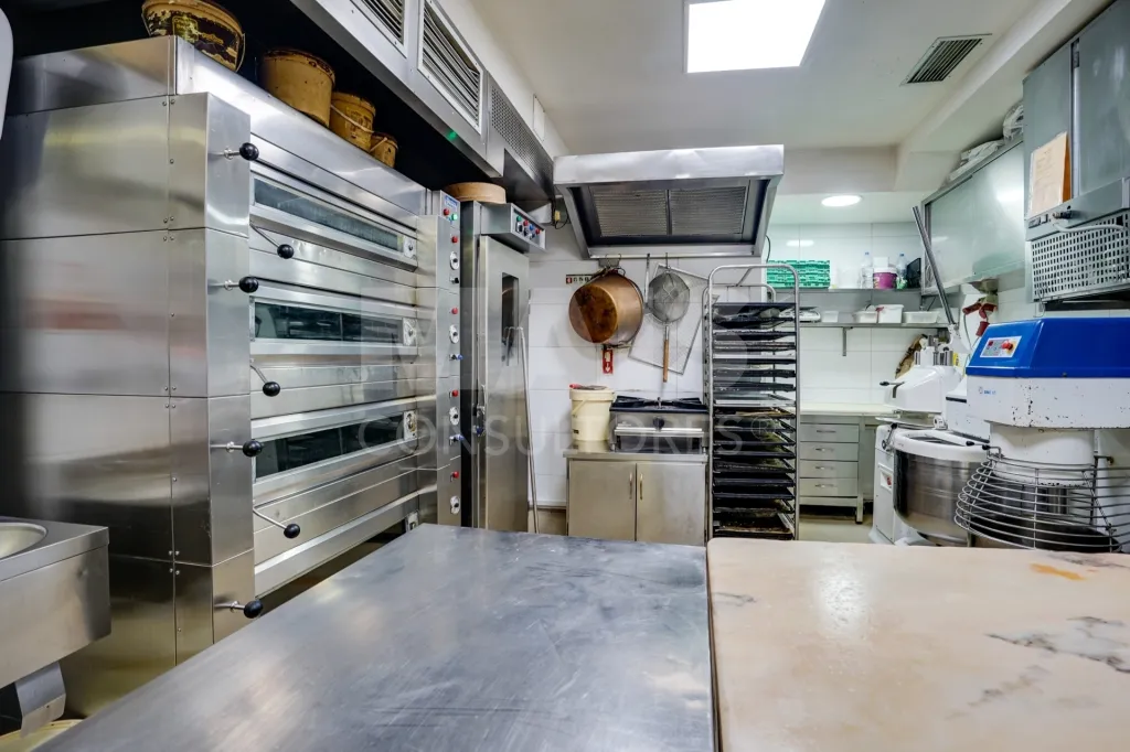 Pastry shop in Moscavide with terrace and own production