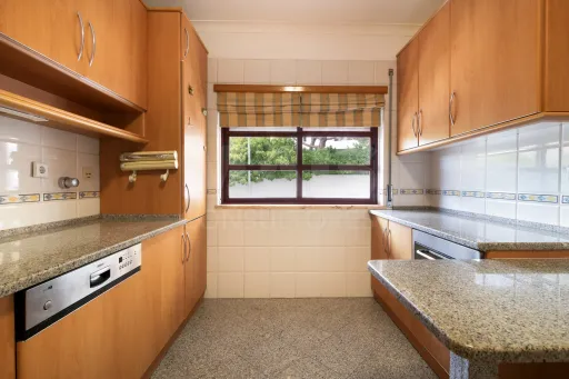 3-Bedroom Apartment in Linda-a-Velha