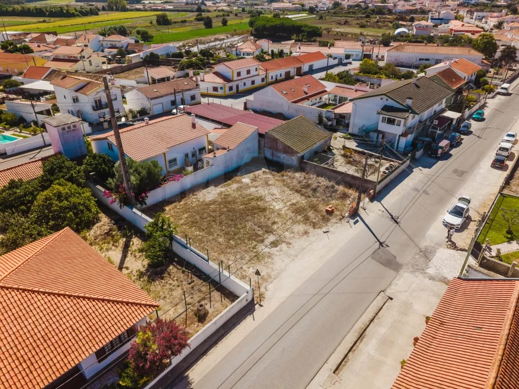 Lot with Plans for a 3-Bedroom House, Pool, Garage, and Garden in Olho Marinho, Óbidos