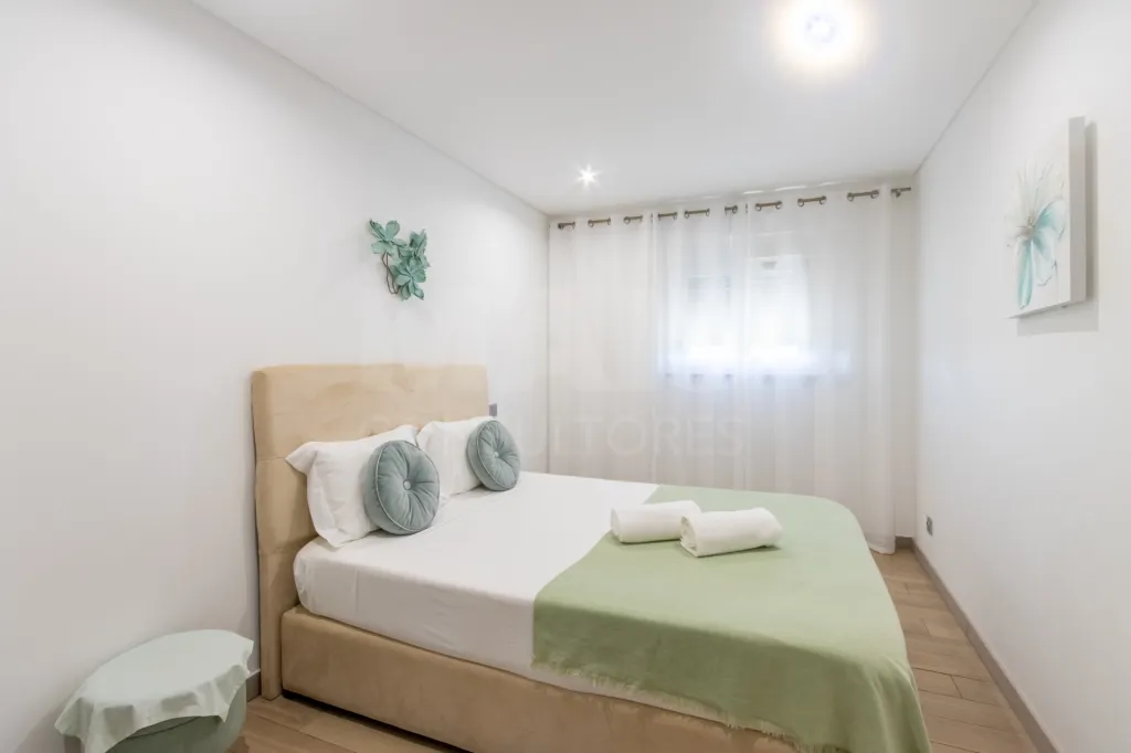 Propriedade com 3 apartamentos e piscina em Óbidos