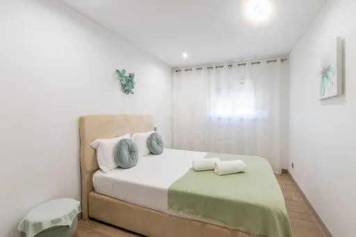 Propriedade com 3 apartamentos e piscina em Óbidos