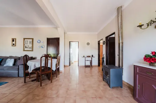 5-bedr. house with garage and warehouse