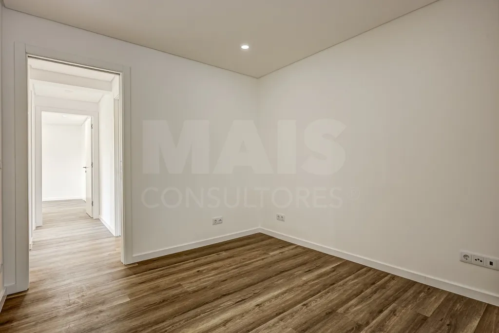 Apartamento T3 totalmente remodelado na Póvoa de Santa Iria com parqueamento