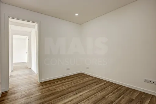 Apartamento T3 totalmente remodelado na Póvoa de Santa Iria com parqueamento