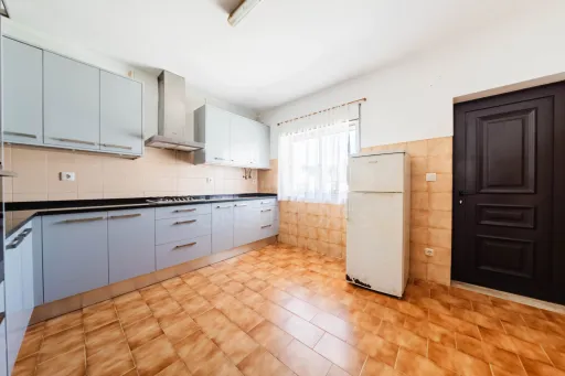2-Bedroom Apartment with Private Backyards and Garage, 900 m from São Bernardino Beach
