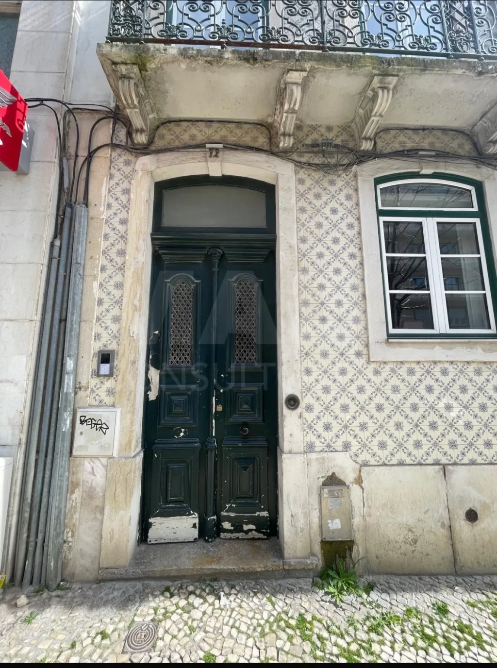 🏡Apartamento T4 para recuperação total em zona com charme histórico no coração de Lisboa!