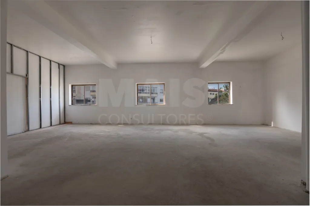Loja para Transformação em Apartamento T3+1