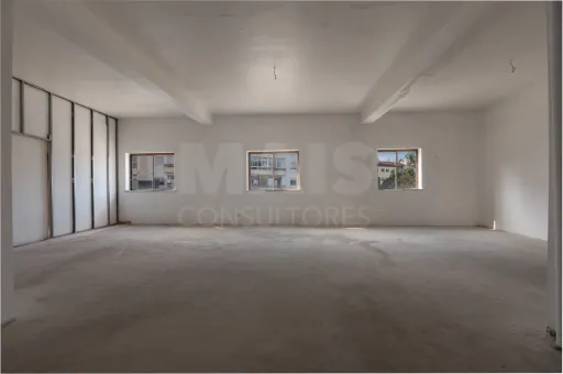 Loja para Transformação em Apartamento T3+1