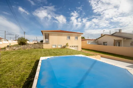 Moradia Térrea T5 com Piscina e Vista Deslumbrante – Serra de Aire e Candeeiros