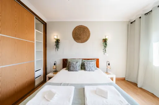 Apartamento T3+1 no Centro de Peniche com Terraço Privativo e Elevada Rentabilidade