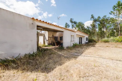 Casa antiga com terreno amplo em Salir de Matos