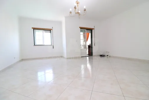 Apartamento T3 com Suíte, Elevador, Arrecadação e Terraço em Samora Coreia