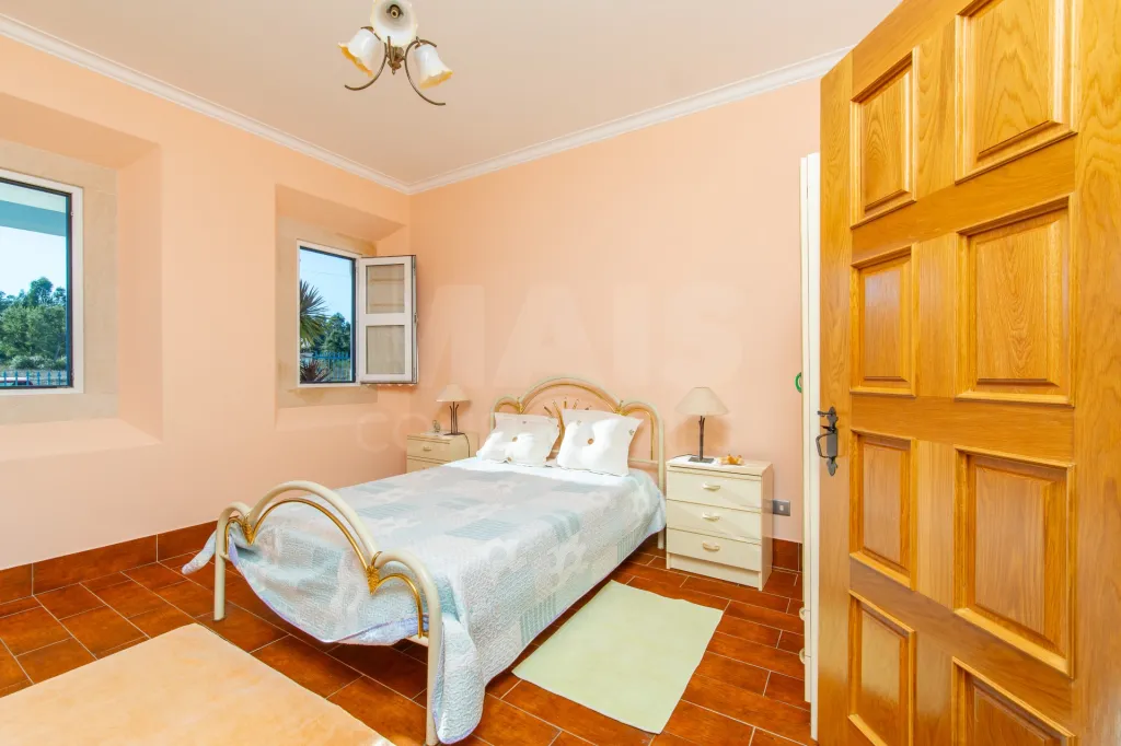 4-Bedroom House with Pool, 3 Garages, and 3,179 m² of Land in Almeirim