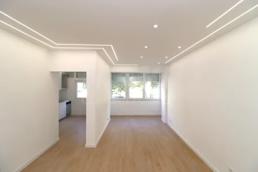 Fully refurbished 2 bedroom 1st floor apartment with 2 elevators in the center of Setúbal