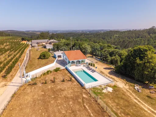 Quinta com mais de 23.000 m², piscina de água salgada e potencial de construção