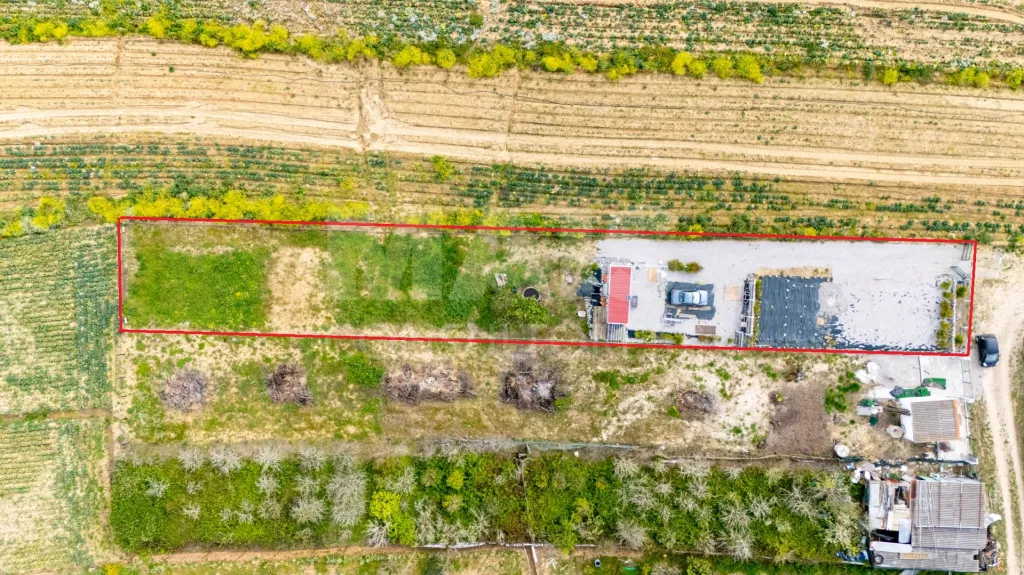Lote de Terreno rústico com casa de Apoio