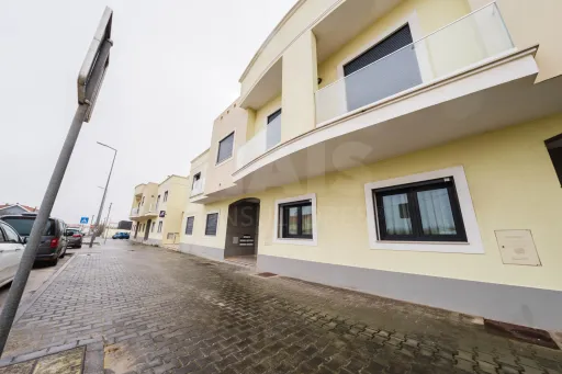 Apartamento recente com piscina e excelente exposição solar junto à praia do Baleal