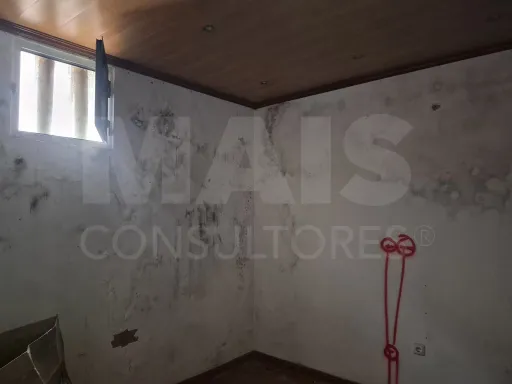 Oportunidade de Investimento em Vialonga – Moradia T2 para Remodelação