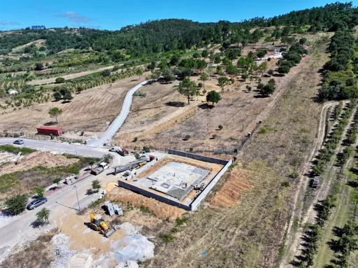 Moradia T3 Geminada c/ 1 Suite, Jardim, Parqueamento e Piscina! (LT2)