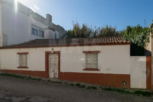 Moradia T3 para recuperação no centro da Lourinhã