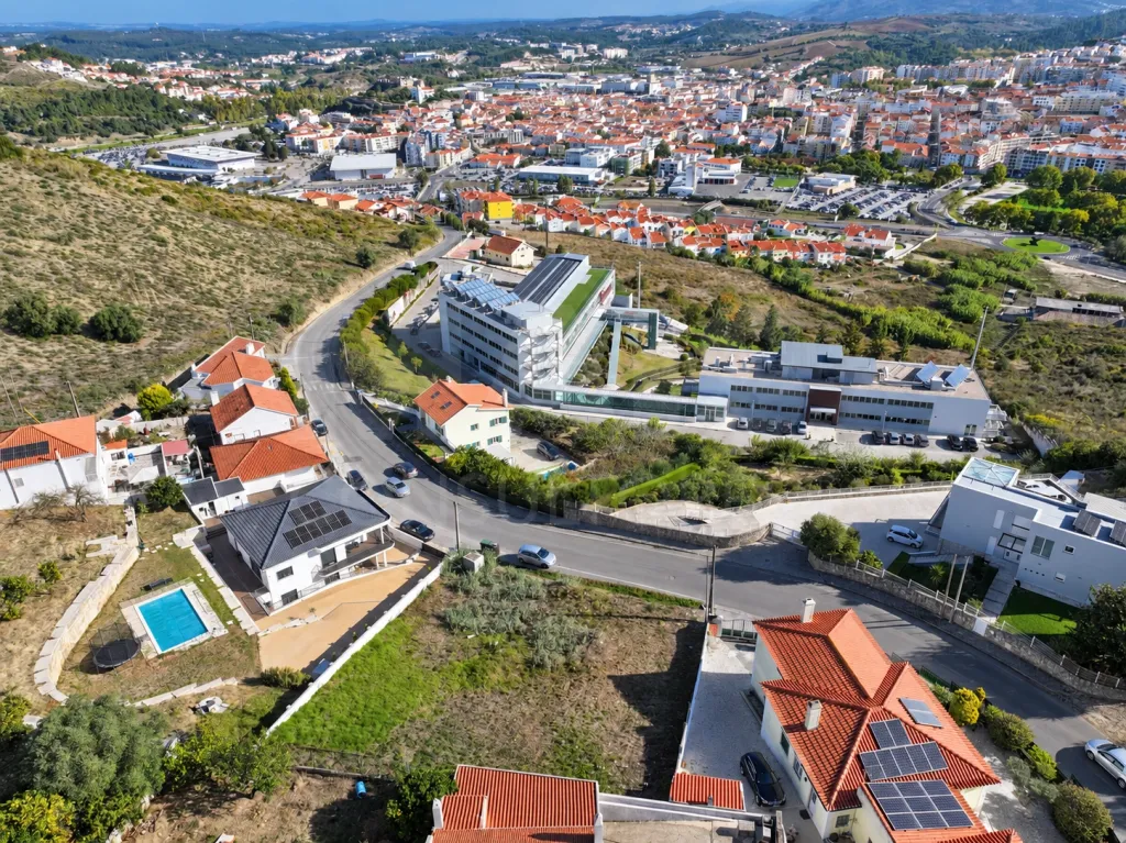 Lote Urbano c/ 464m2 e Proj. para Moradia T4 com Piscina & Vista Desafogada | VARATOJO