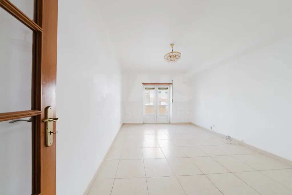 Apartamento T3 com garagem e varanda.