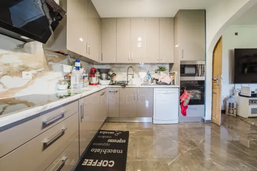 Moradia T6, c/ Suite, 3 Wc´s, 2 Salas, 2 Escritórios, Parqueamento Interior, Jardim, Churrasqueira, & Piscina !