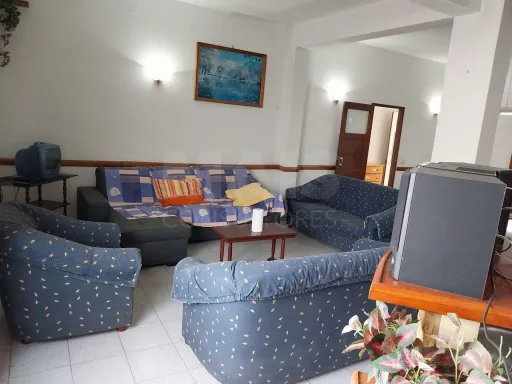 Moradia Bi Familiar para remodelar em Propriedade Horizontal