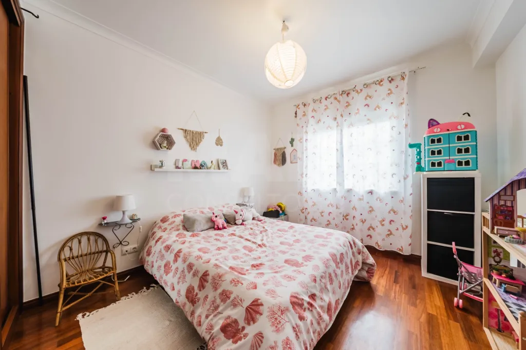Apartamento T3 com Aquecimento Central, Garagem, Varandas e Arrecadações – Ferrel / Baleal