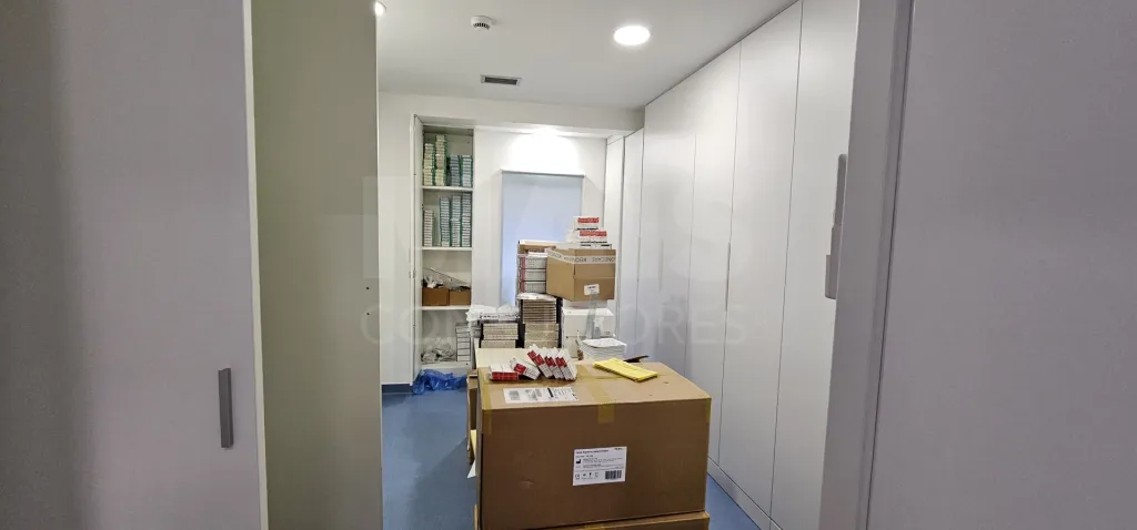 Armazém ou Escritório Serviços em Alfragide com 100m2