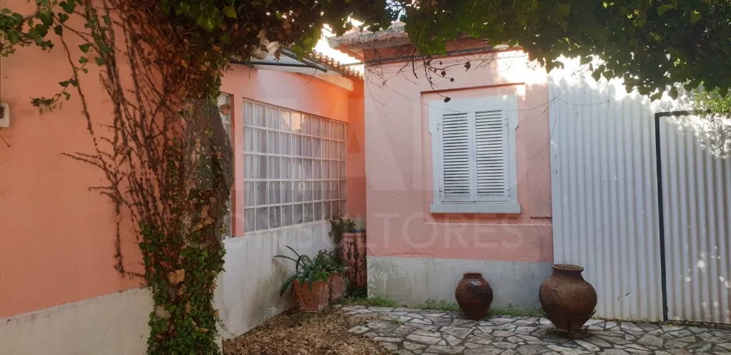 Moradia V 4 + Armazém + Casa Térrea de 45m2 em CASAIS ROMEIROS Santarém